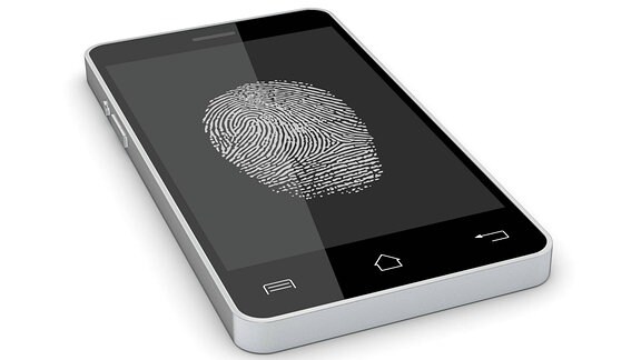 Smartphone mit Fingerabdruck auf dem Display