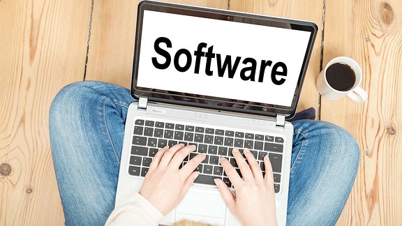 Auf einem Laptop steht 'Software'