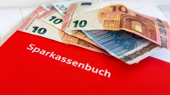 Sparkassenbuch und Euro Banknoten