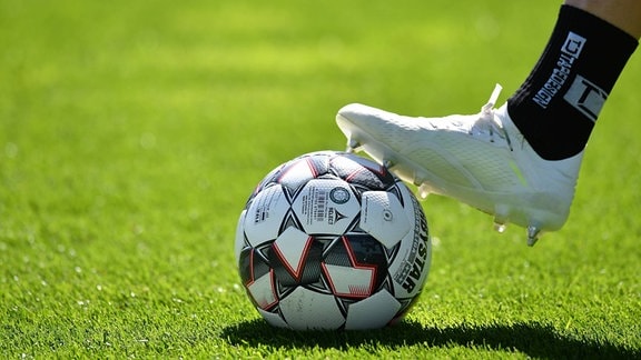 Fußballschuh auf Spielball