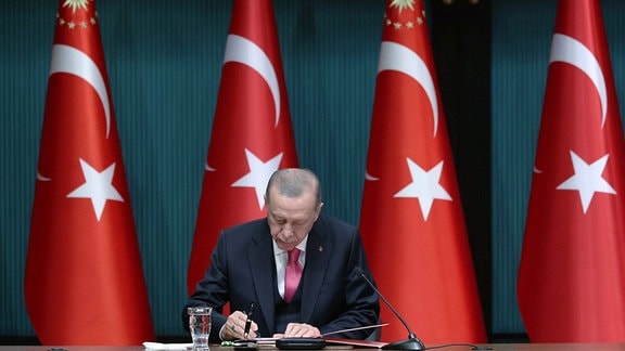 Recep Tayyip Erdogan unterzeichnet in Ankara Dekret für Wahlen am 14. Mai.