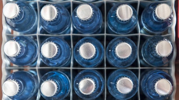 Kiste mit Mineralwasser, in Glasflaschen, mit Kronenkorken