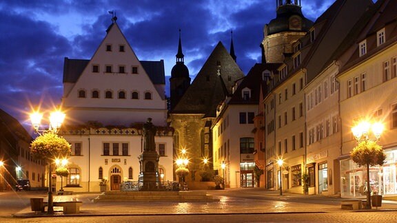 Der Marktplatz von Eisleben mit dem Rathaus, dem Luther-Denkmal und der Sankt Andreas Kirche
