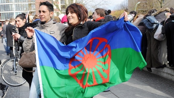 Sinti und Roma begehen den Internationalen Tag der Sinti und Roma mit ihrer eigenen Flagge. 