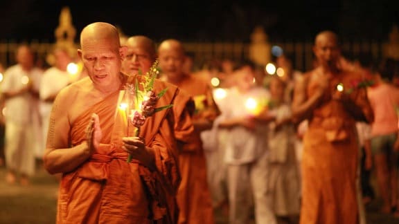 Asalha-Puja-Feier Thailänder halten eine Kerze während der Feier zum Asalha-Puja-Tag.