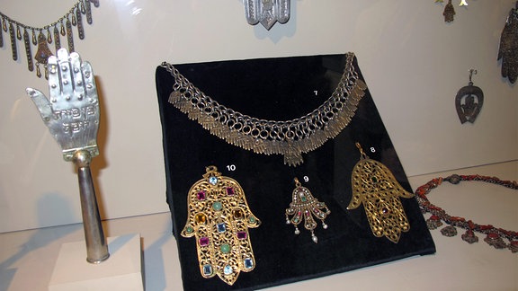 Schmuck und Amulette mit Chamsa-Motiv in Silber und Gold im Bibelland-Museum in Jerusalem.  