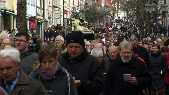 Menschen bei einer Prozession