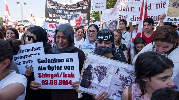 Am 3. August 2015 demonstrierten etwa 1.500 bis 2000 Eziden in Berlin gegen den Terror des Islamischen Staat. 