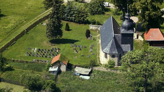 Luftbild der Dorfkirche St.Gregorius mit Friedhof 