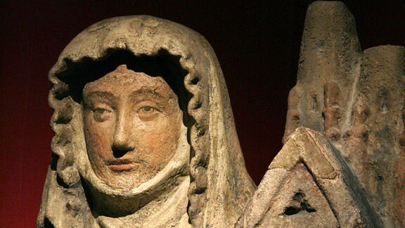 Eine Sandsteinskulptur der heiligen Elisabeth aus der Zeit um 1435/40