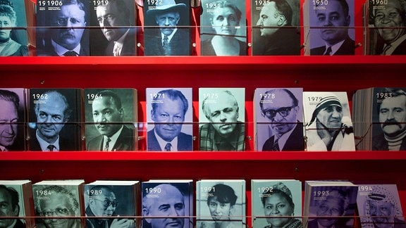 Postkarten zeigen die bisherigen Friedensnobelpreisträger im Nobel-Friedenszentrum in Oslo.