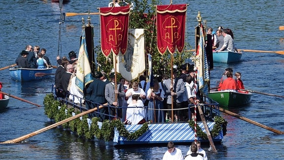 Boote mit Teilnehmern einer Fronleichnams-Prozession