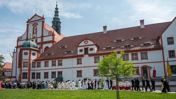 Gläubige nehmen an einer Prozession zum Fronleichnamsfest im Gelände des Zisterzienserklosters St. Marienstern Panschwitz teil.