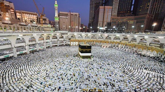 Muslimische Pilger beten während der Hadsch am Heiligtum Kaaba in der großen Moschee in Mekka