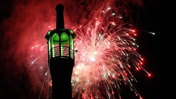 Feuerwerk vor dem Minarett der Prophet-Mohammed-Moschee während des Festes - Eid al-Ghadeer - in Qazvin (Iran)