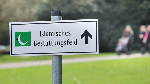 Ein Schild weist auf ein islamisches Bestattungsfeld hin