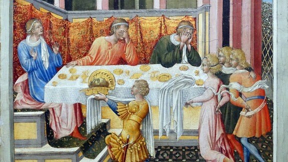 Das abgeschlagene Haupt von Johannes dem Täufer wird Salome präseniert. Gemälde von Giovanni di Paolo (1403-1482). Agenturtext: Szene aus dem Leben von Johannes dem Täufer auf einem Gemälde von Giovanni di Paolo 