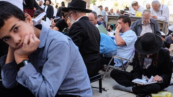 Juden feiern Tischa beAv in Jerusalem.