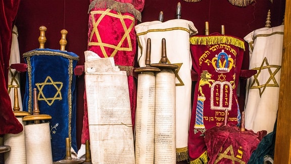 Ein geöffneter Schrein Aron Hakodesch verwahrt 17 alte Torarollen. 