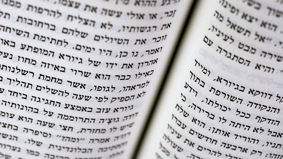 Buch in hebraeischer Schrift
