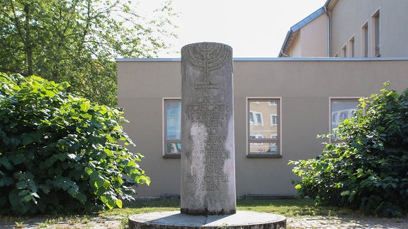 Eine Steinsäule mit der Inschrift: Den jüdischen Männern, Frauen und Kindern, die dem Naziterror von 1933 bis 1945 zum Opfer fielen