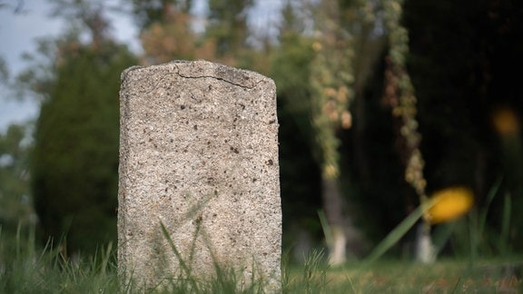 Schlichter heller Grabstein, Inschrift nicht mehr lesbar 