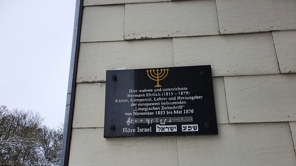 Gedenktafel für Hermann Ehrlich an der Jüdischen Schule in Berkach