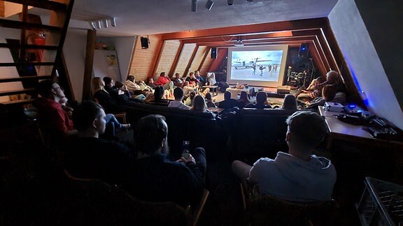 in der Jugendkirche Haldensleben mit vielen jungen Menschen die einen Film gemeinsam schauen