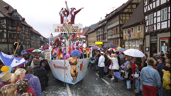 Schaulustige beim Festumzug zum Karneval in Wasungen