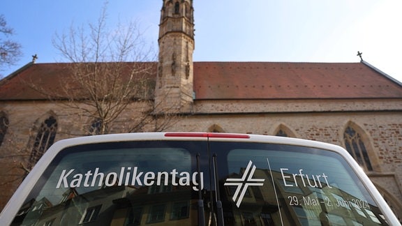 ein Fahrzeug mit der Aufschrift Katholikentag Erfurt vor dem Augustinerkloster
