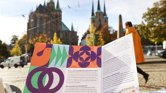 Impressionen aus Erfurt mit einem Flyer einer Veranstaltung