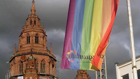 Eine Regenbogenflagge weht vor dem Dom in Mainz