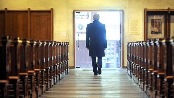  Ein Mann verlässt .2010 eine katholische Kirche.