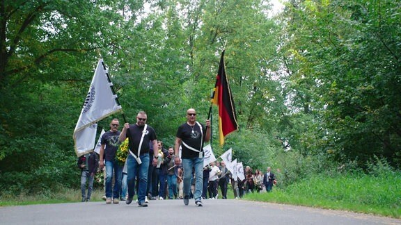 Bundeswehr-Veteranen auf dem Weg zum "Wald der Erinnerung", der einzigen offiziellen Gedenkstätte für im Auslandseinsatz Gefallene. 