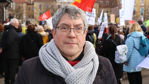 Der evangelische Landesbischof Friedrich Kramer , nimmt an der Kundgebung gegen rechts auf dem Magdeburger Domplatz teil