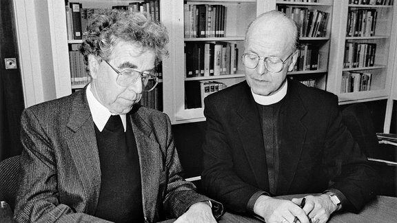 Martin Kruse (li.), EKD-Ratsvorsitzender und Werner Leich, Vorsitzender des Bundes der Evangelischen Kirche in der DDR, unterschreiben die Loccumer Erklärung.