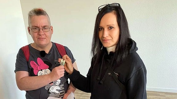 Zwei Frauen in einer leeren Wohnung bei der Schlüsselübergabe