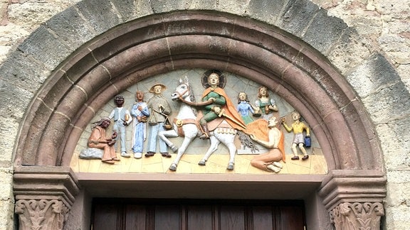 Darstellung des Hl. Martin über dem Seiteneingang der katholischen Kirche St. Martin in Kallmerode im Eichsfeld.