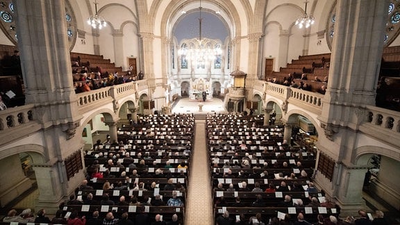 Die Teilnehmer des Gottesdienstes der Landessynode Sachsen sitzen 2019 in der Martin-Luther-Kirche auf ihren Plätzen.