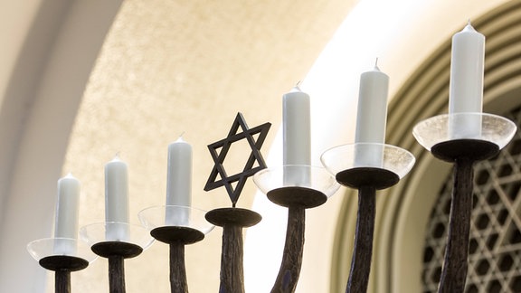 Menora, ein siebenarmiger Leuchter in der Synagoge in Koeln