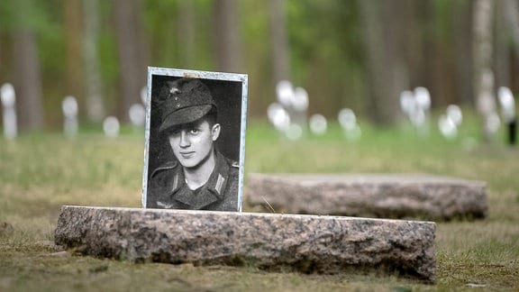 Grabstelle mit Bild eines jungen Soldaten.