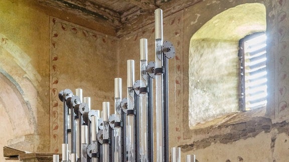Orgel in einem Kirchenraum auf einem Tisch.