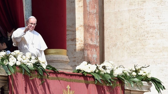 Papst Franziskus I. spendet den traditionellen Segen Urbi et Orbi von der Loggia des Petersdom nach der Ostermesse auf dem Petersplatz. 