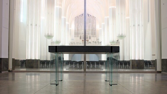 Leipziger Universitätskirche St. Pauli, Volksaltar: ein Altar aus Glas