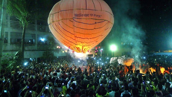 Buddhistische Gläubige lassen Fanush (Heißluftballons) fliegen, um den Herrn Buddha am Vorabend von Pavarana Purnima zu ehren, das das Ende des buddhistischen Regen-Retreats markiert.