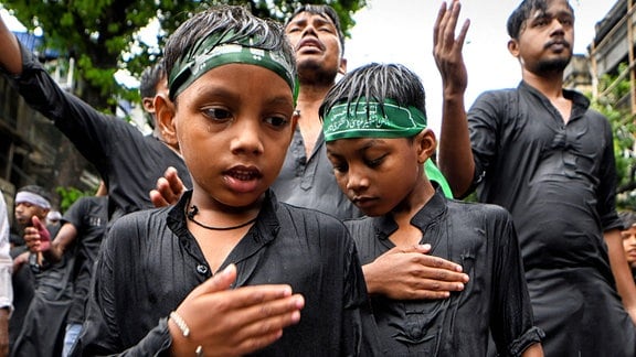 Kinder beim Umzug während des Muharram-Fastens