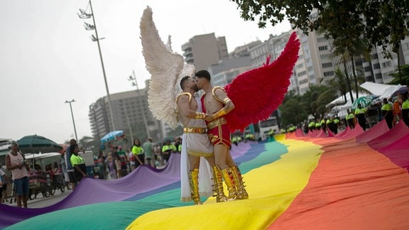 Ein als Engel verkleidetes Paar küsst sich während der 28. Gay Pride Parade am Strand der Copacabana in Rio de Janeiro, Brasilien.