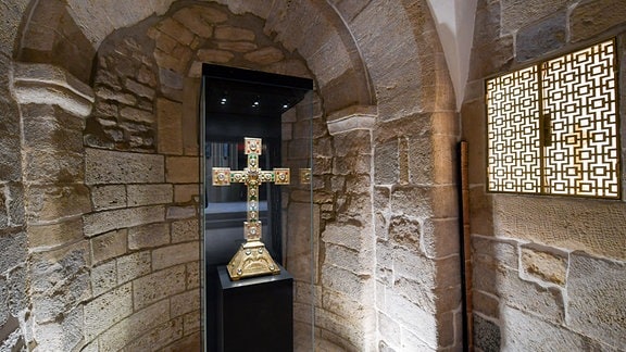 Eine Kreuzreliquie steht in der Krypta vom Nordhäuser Dom. 
