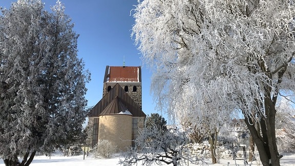 Kirche in Winterlandschaft