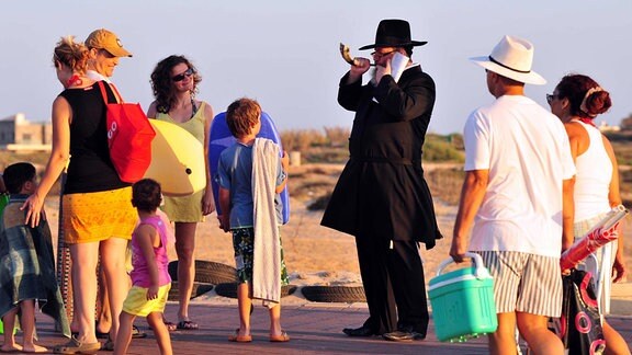 Jüdische Orthodoxe aus Ashdod versammeln sich an der Küste der Stadt, um ihre Sünden in der jüdischen Zeremonie von Taschlich symbolisch abzuwerfen, um das jüdische Neujahr am Donnerstag, den 9. September 2010, neu zu beginnen. 